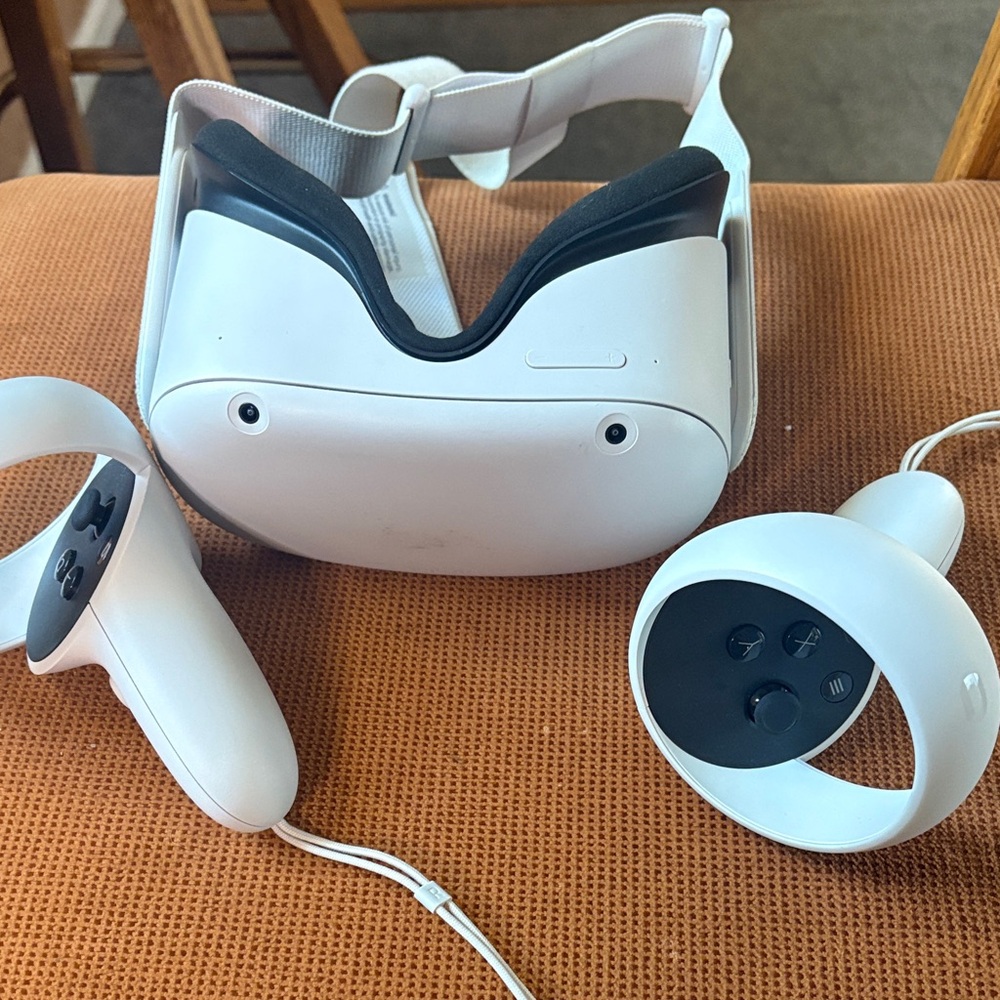 Oculus White VR Headset with Controllers
